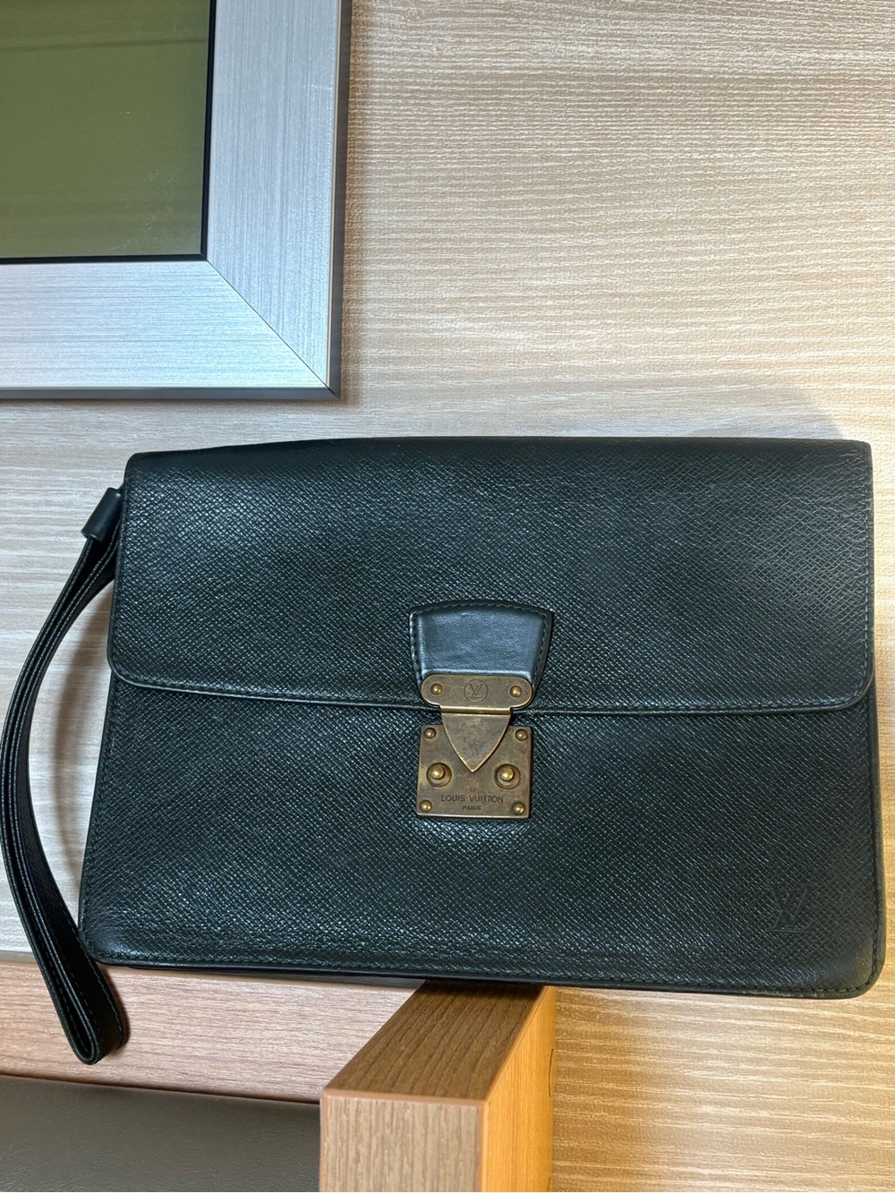 Auth Louis Vuitton Taiga leather Green Clutch bag